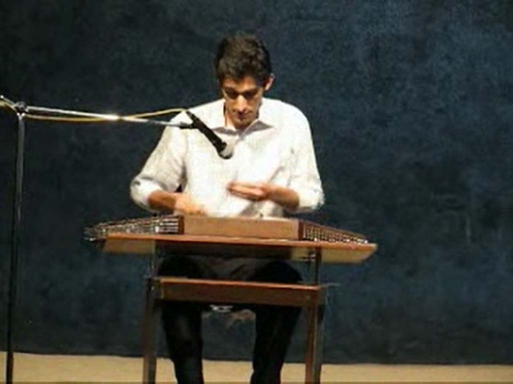 تک‌نوازی سنتور در جشنواره‌ی محله ۱۳۸۴ 